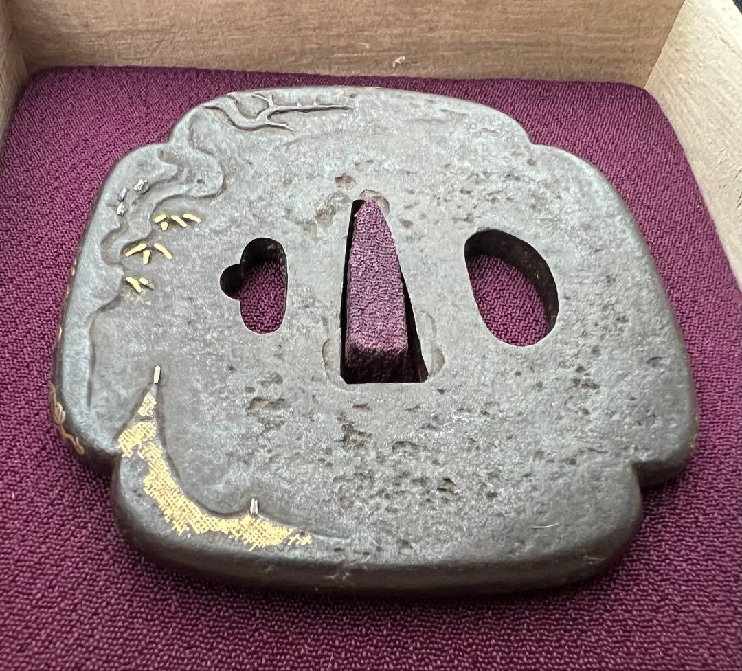 刀装具 鐔 唐人山見図金銀象嵌鉄地鐔 大刀鐔 山河木 日本刀 年代物 箱付き