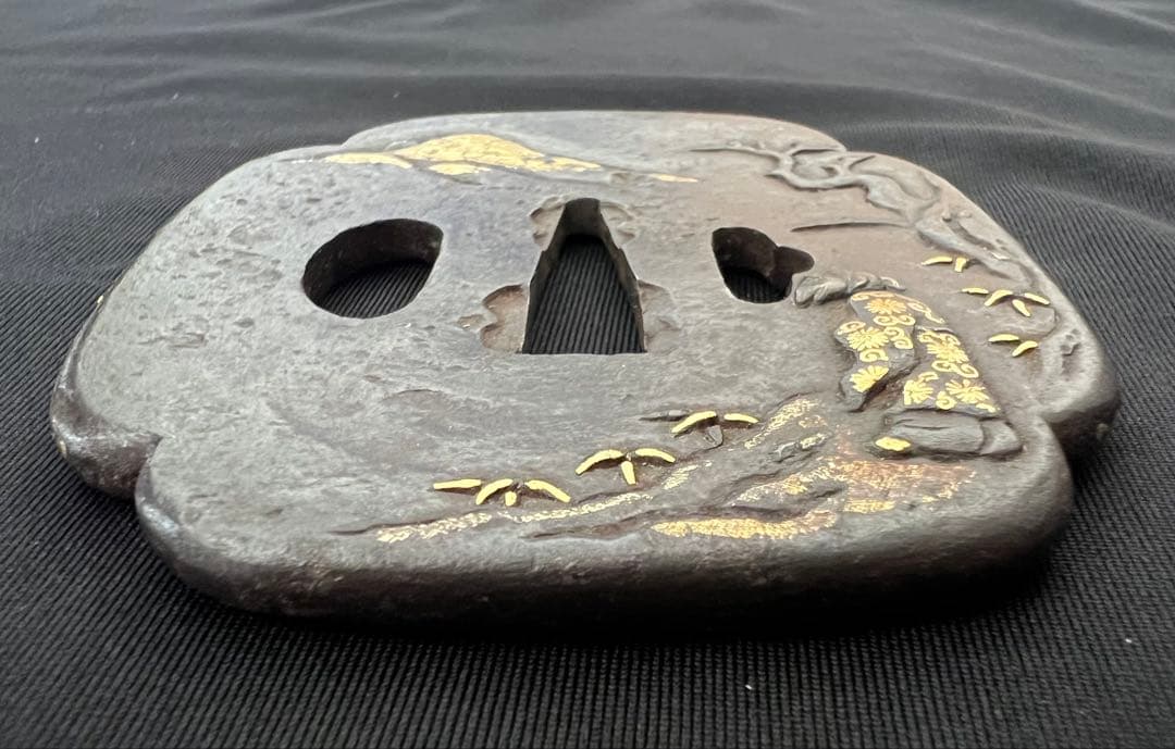 刀装具 鐔 唐人山見図金銀象嵌鉄地鐔 大刀鐔 山河木 日本刀 年代物 箱付き