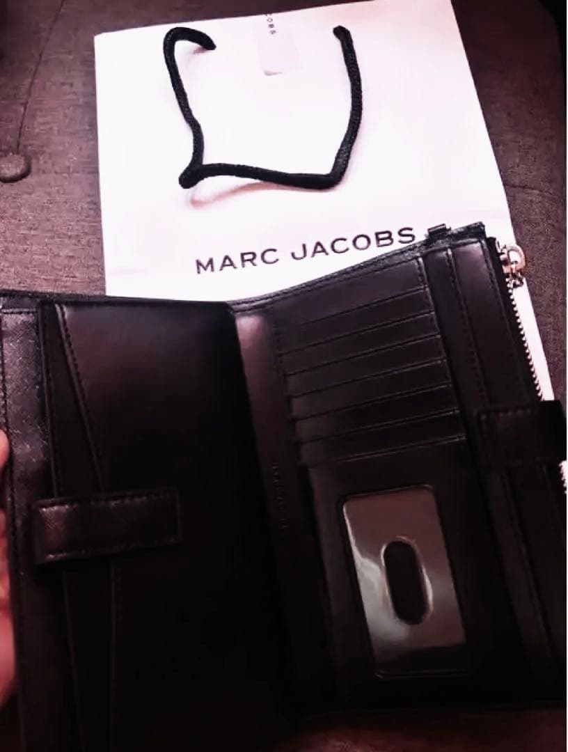 即購入可✰【新品】MARC JACOBS 二つ折り財布 黒フォンリストレット