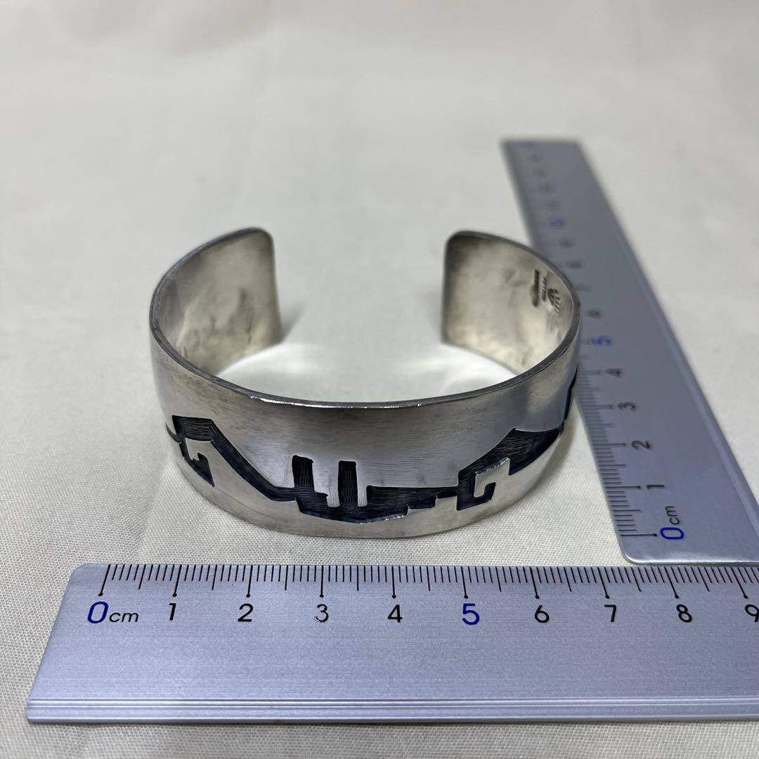 シルバー 幾何学模様 カフブレスレット