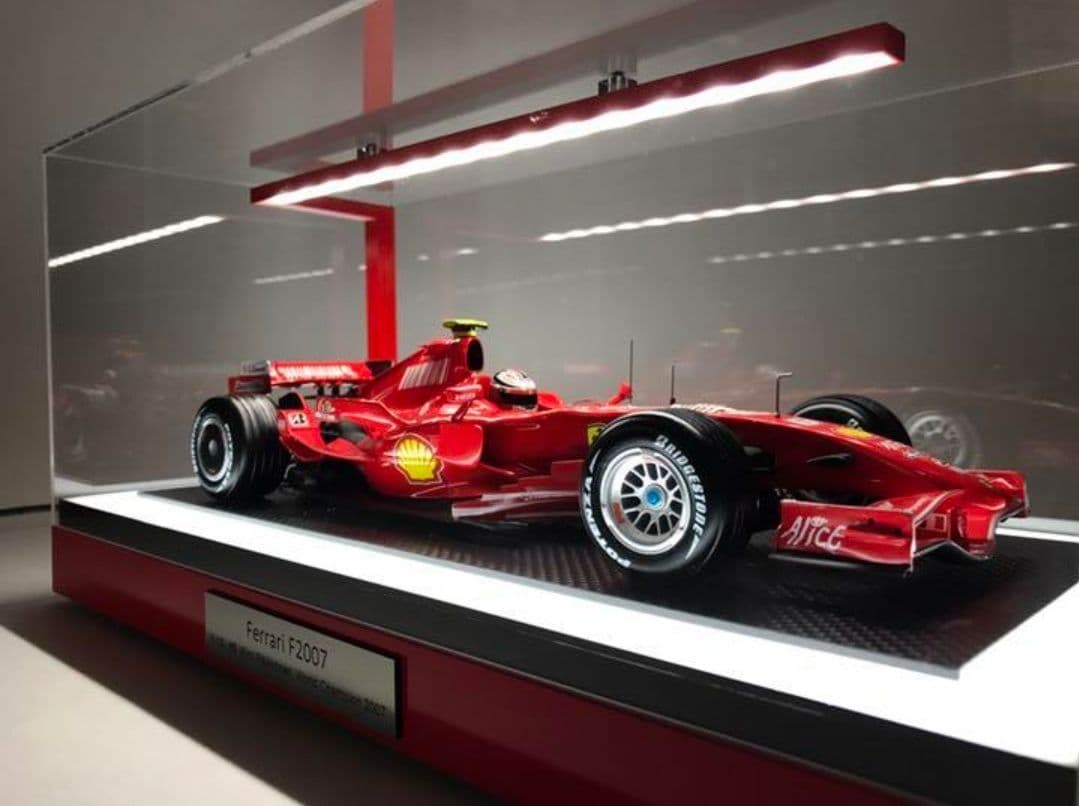 （I）1/18 フェラーリ F2007 ×LED照明付きアクリルケース