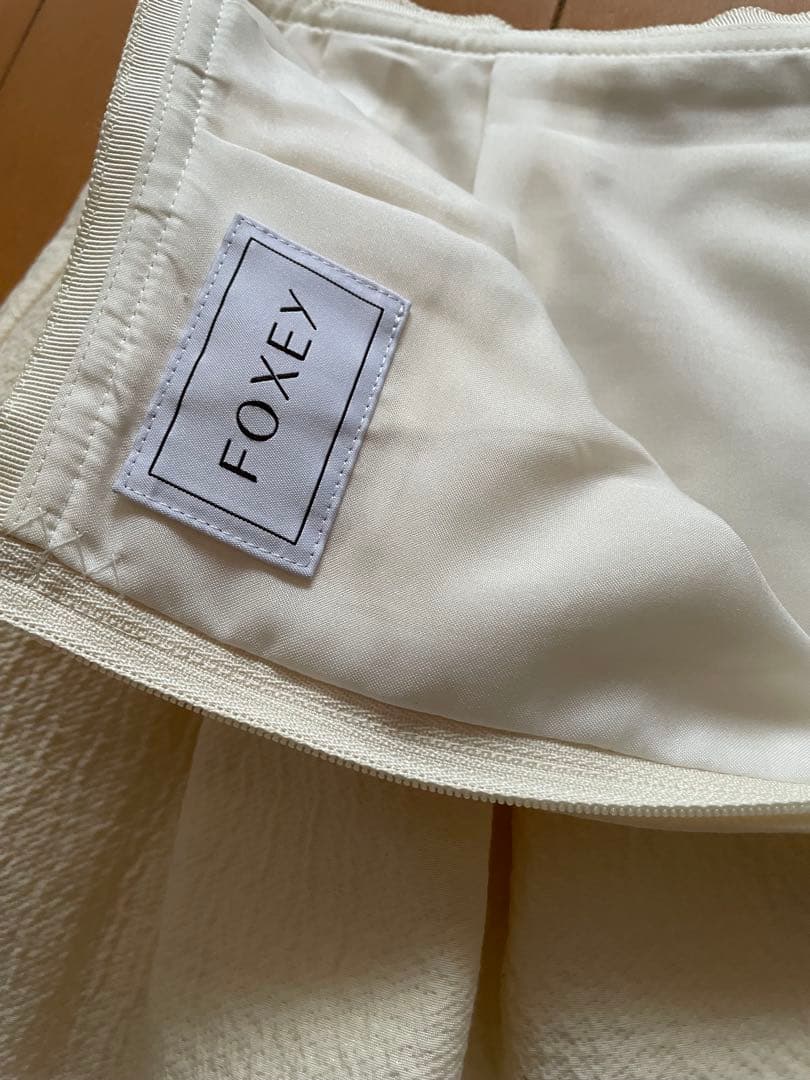 お値下げしました！FOXEY ホワイト 膝丈スカート