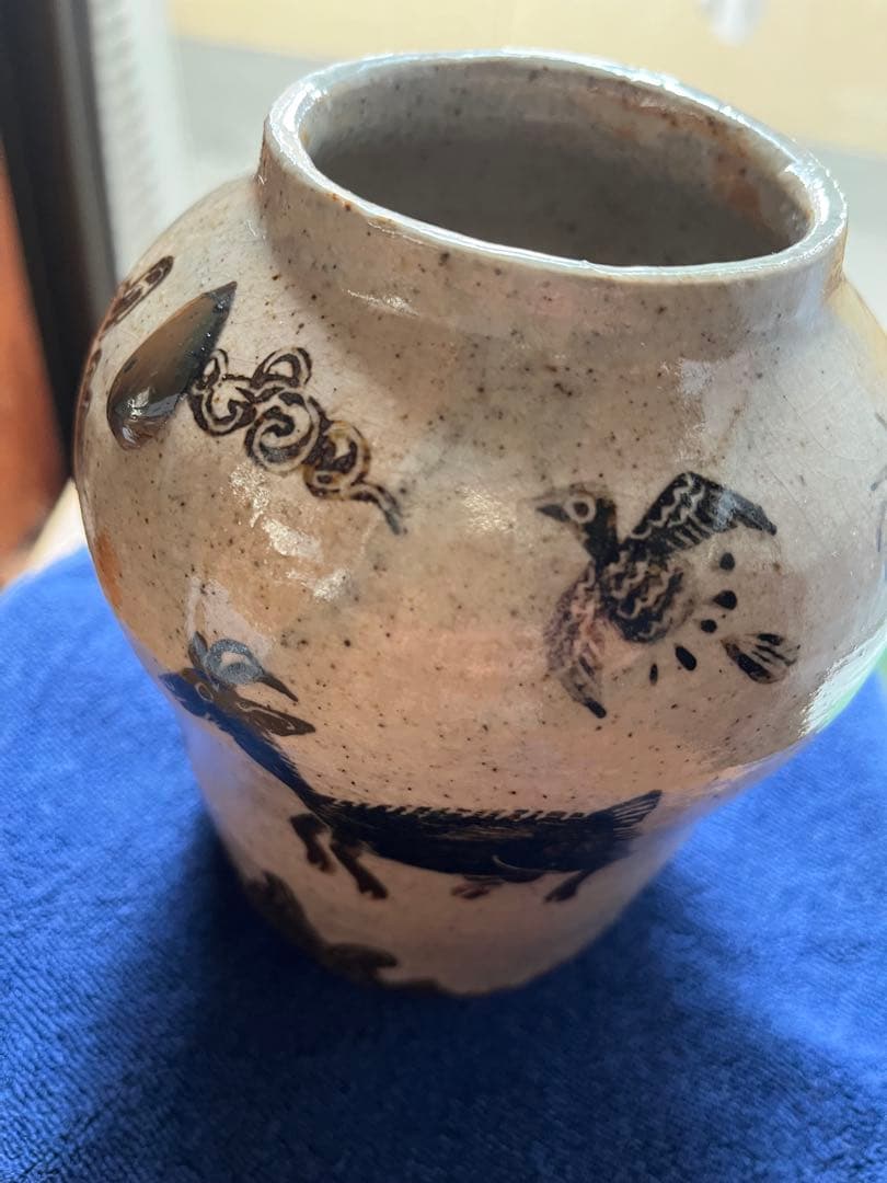 高仲健一　陶器花入　動物などを描いた壺です。高さ14センチ、口、直径7.5センチ