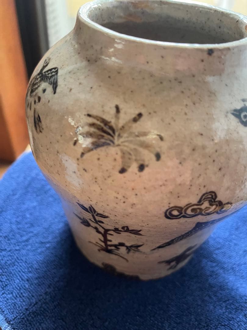 高仲健一　陶器花入　動物などを描いた壺です。高さ14センチ、口、直径7.5センチ