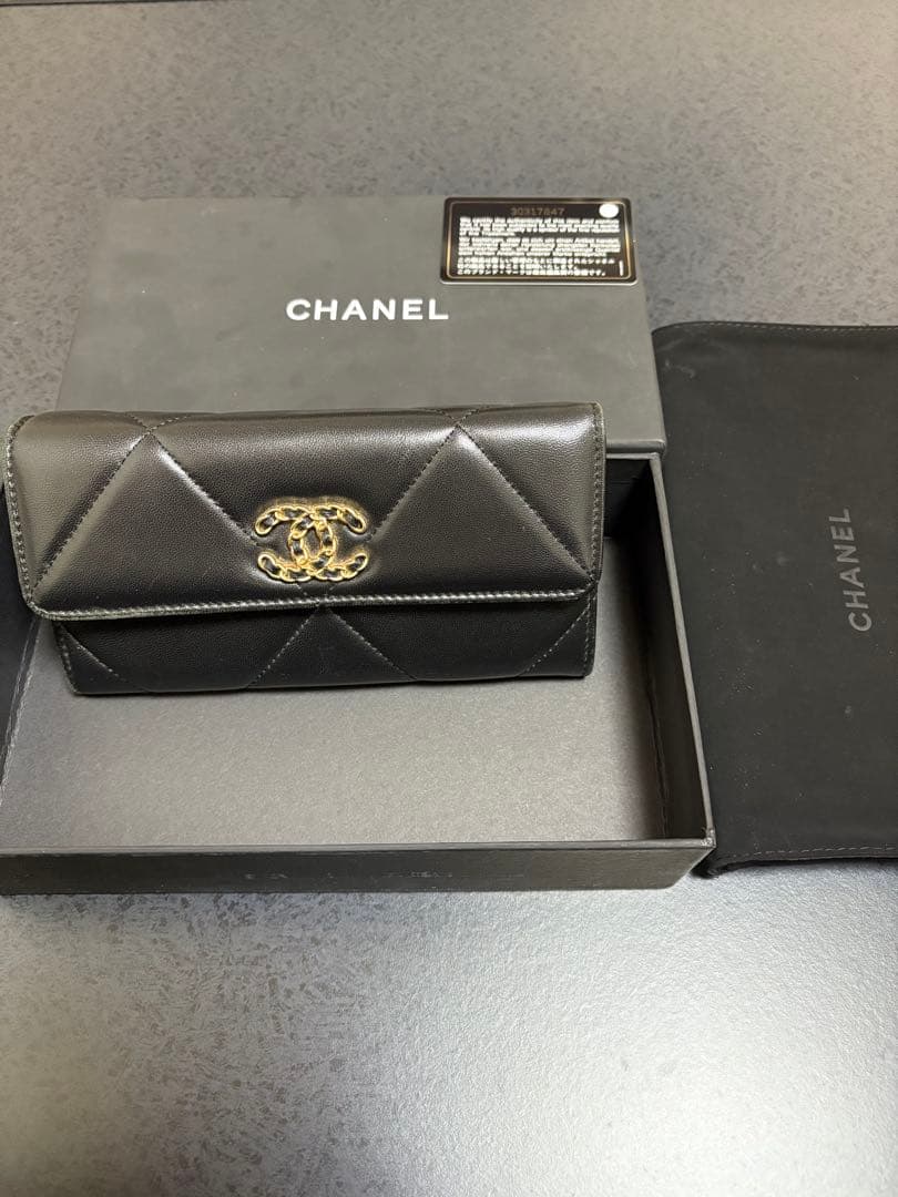 CHANEL 19 ロングフラップウォレット