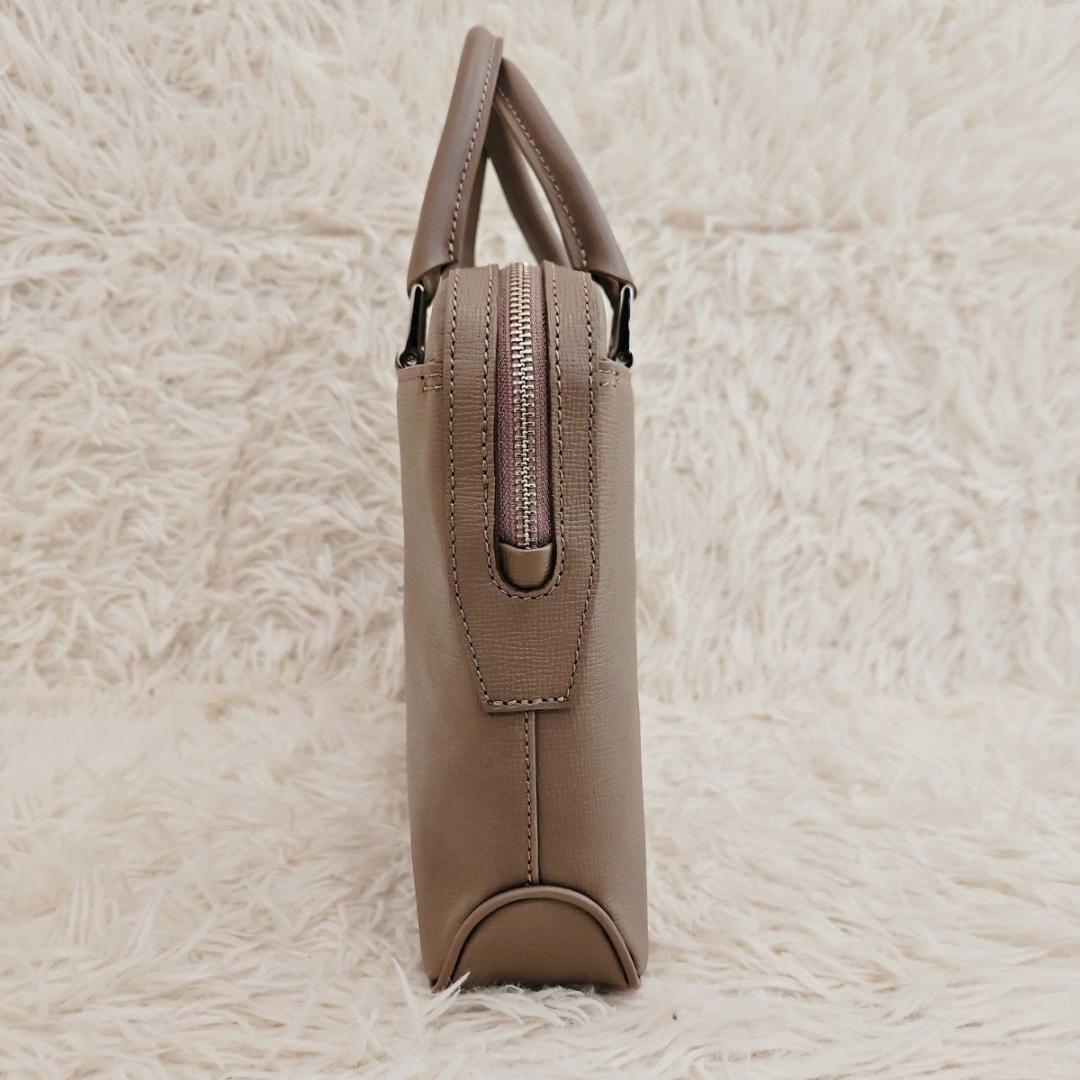 新品 タケオキクチ ビジネスバッグ ブリーフケース レザー A4 ベージュ