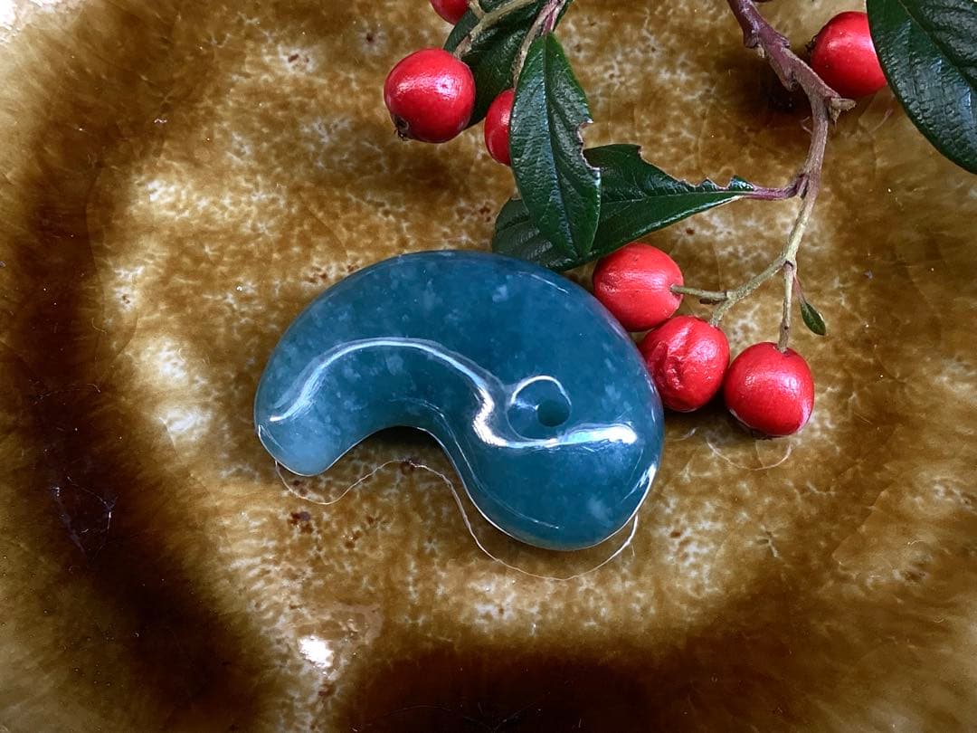 再結晶線入り糸魚川コン沢青翡翠 極上濃厚勾玉　宝石質の透過‼️極上高品質本物保証