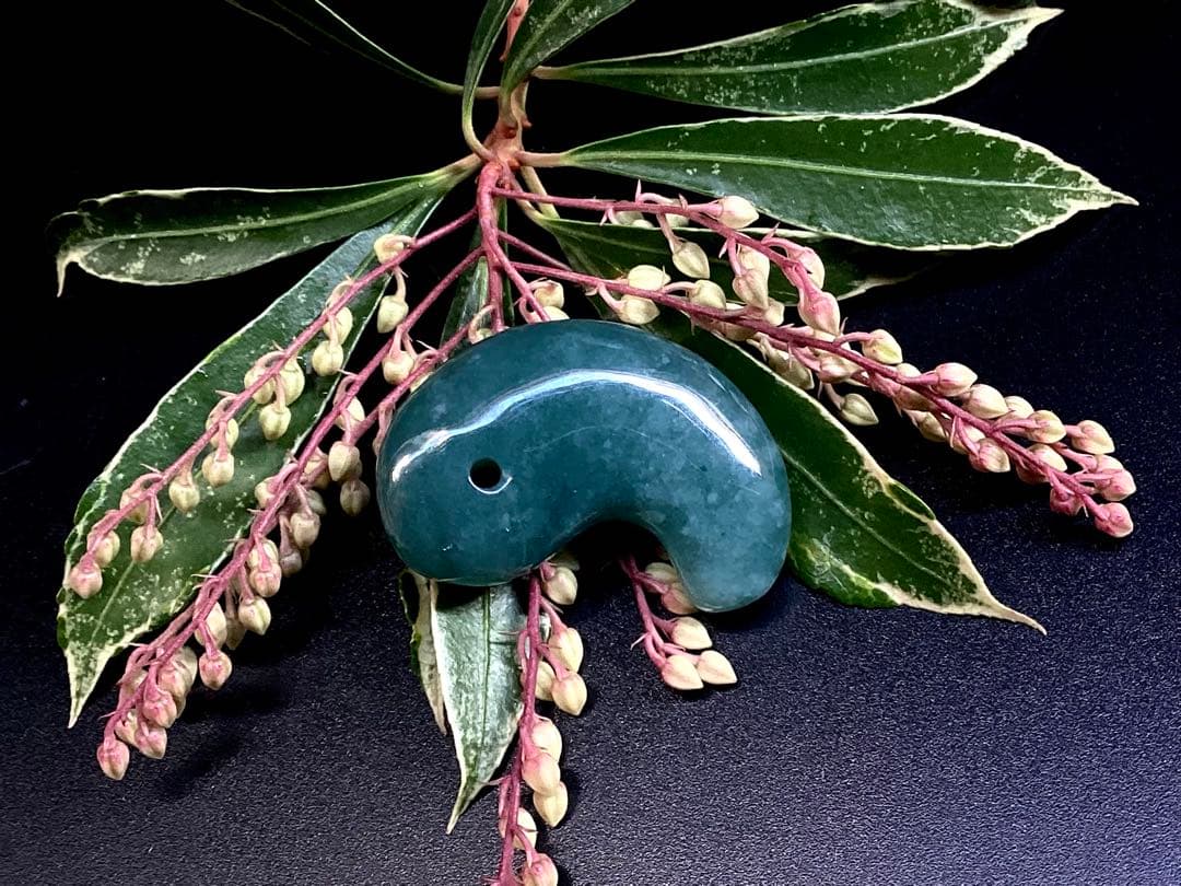 再結晶線入り糸魚川コン沢青翡翠 極上濃厚勾玉　宝石質の透過‼️極上高品質本物保証