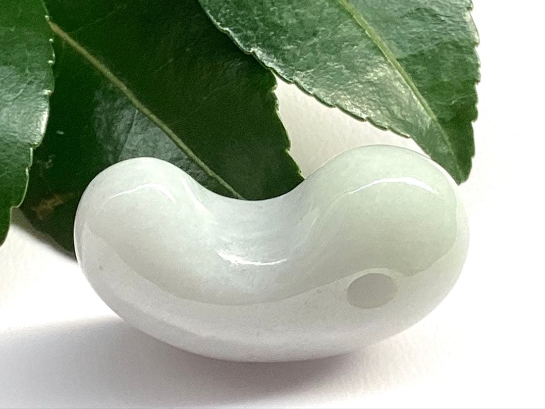 ✳白から秘めたラベンダー色へ‼️本物　糸魚川翡翠硬玉ジェダイト　お守りに　鑑別書付