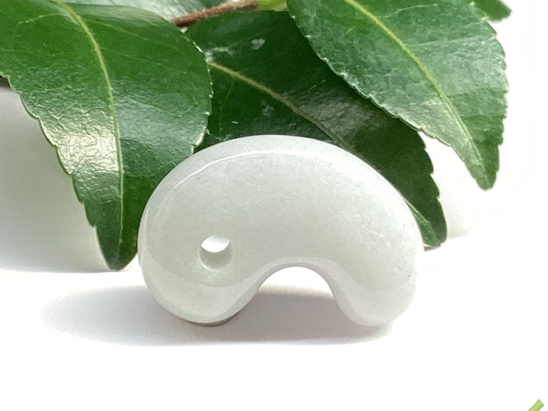 ✳白から秘めたラベンダー色へ‼️本物　糸魚川翡翠硬玉ジェダイト　お守りに　鑑別書付