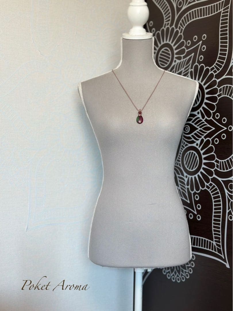 『美衣』ルビーインゾイサイトとルビーのマクラメペンダントネックレス