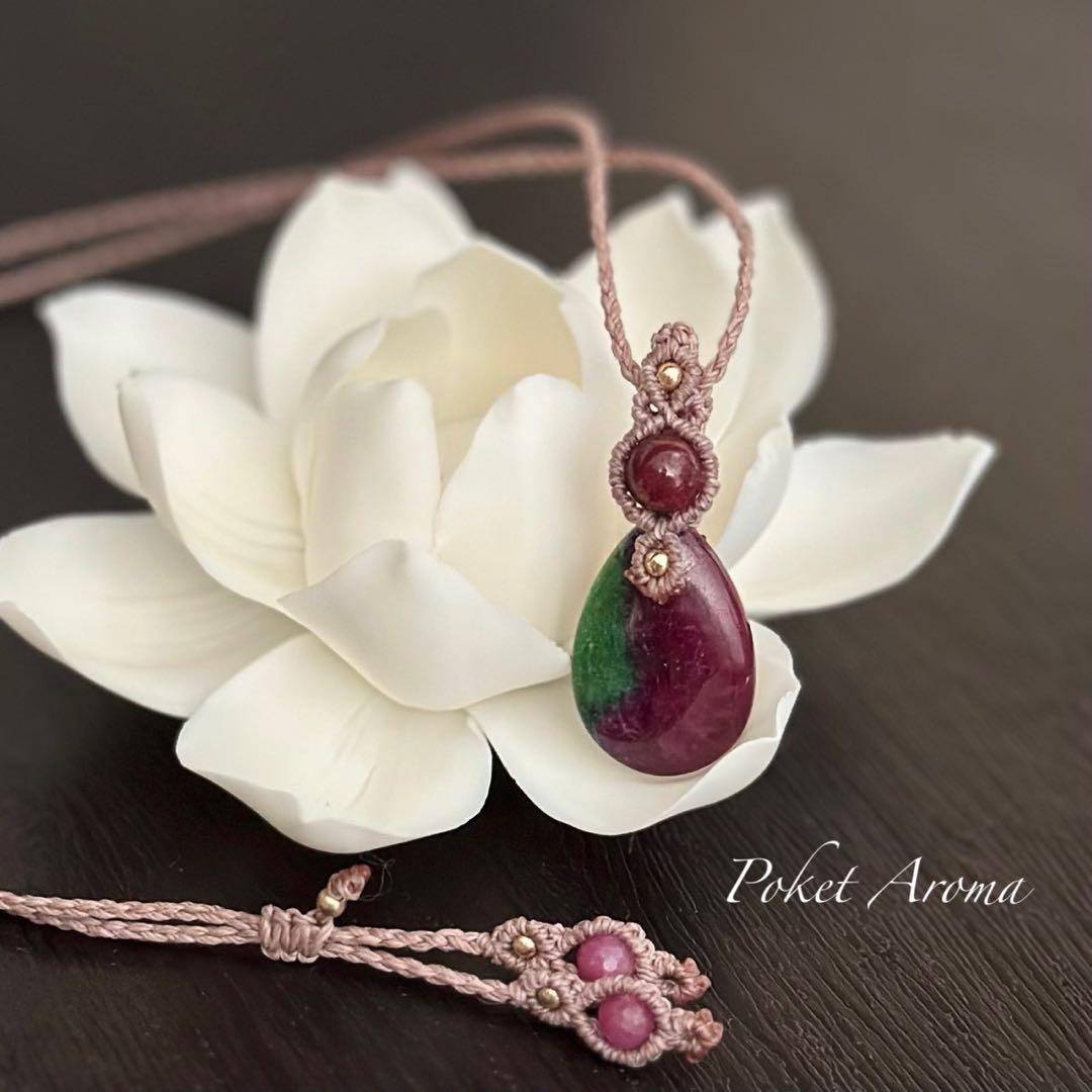 『美衣』ルビーインゾイサイトとルビーのマクラメペンダントネックレス