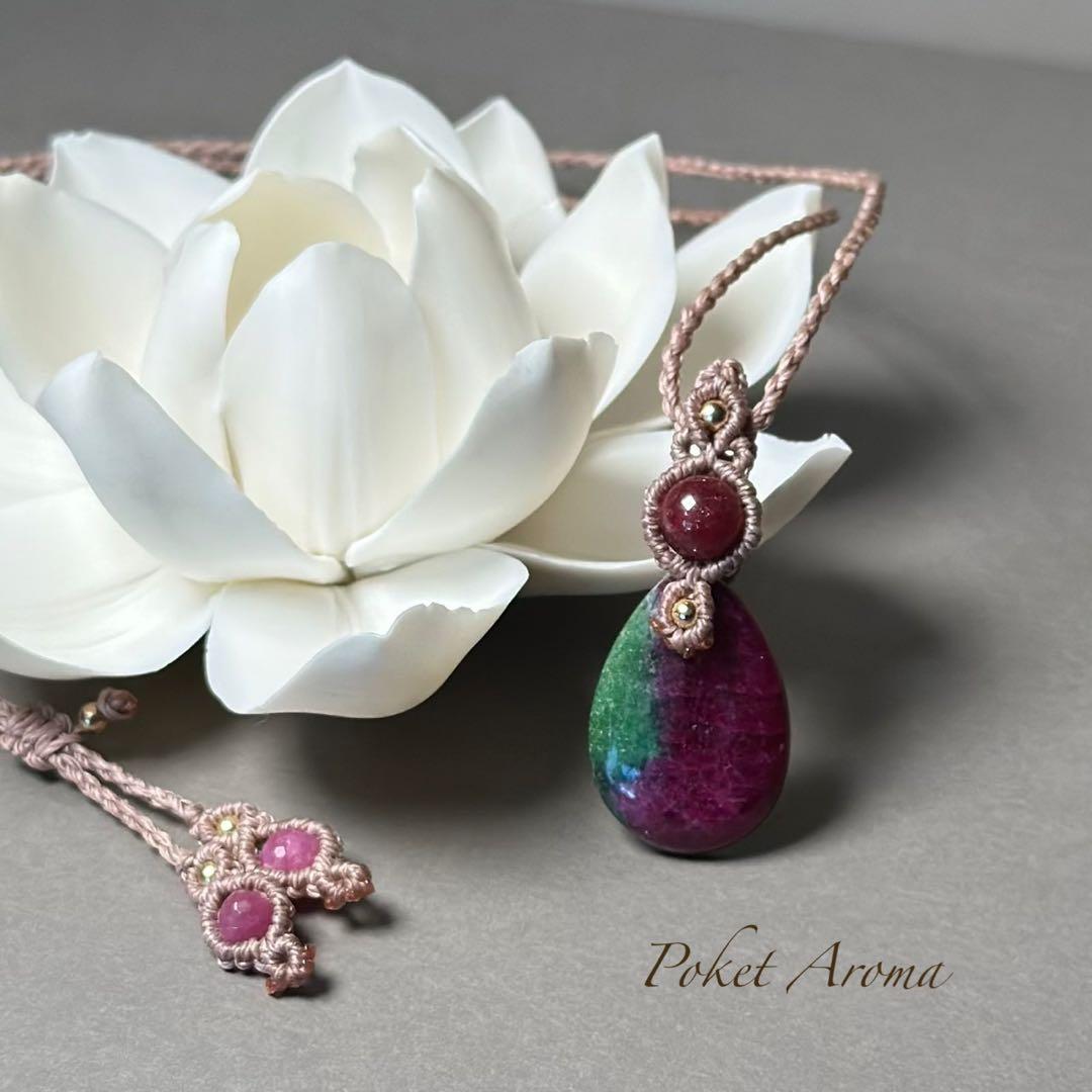 『美衣』ルビーインゾイサイトとルビーのマクラメペンダントネックレス