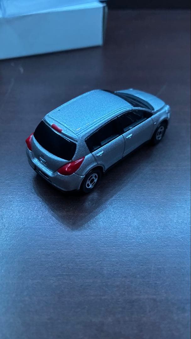 トミカ 日産 ティーダ ブリリアントシルバー カラーサンプル