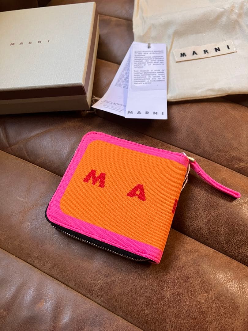marni マルニ　財布　ピンク　オレンジ　ウォレット　二つ折り　ラウンドジップ