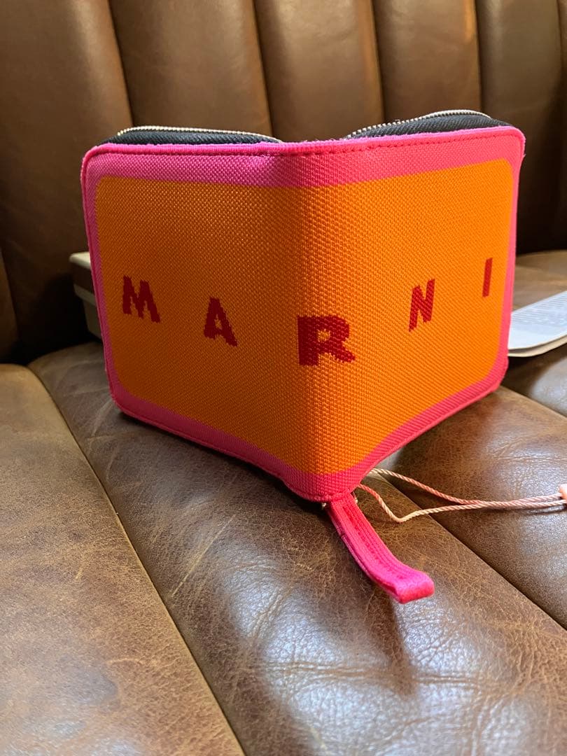 marni マルニ　財布　ピンク　オレンジ　ウォレット　二つ折り　ラウンドジップ