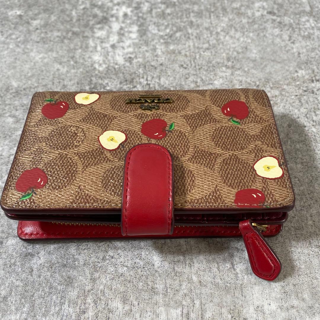 未使用　COACH　2つ折り財布　PVCレザー　シグネチャー　アップル りんご