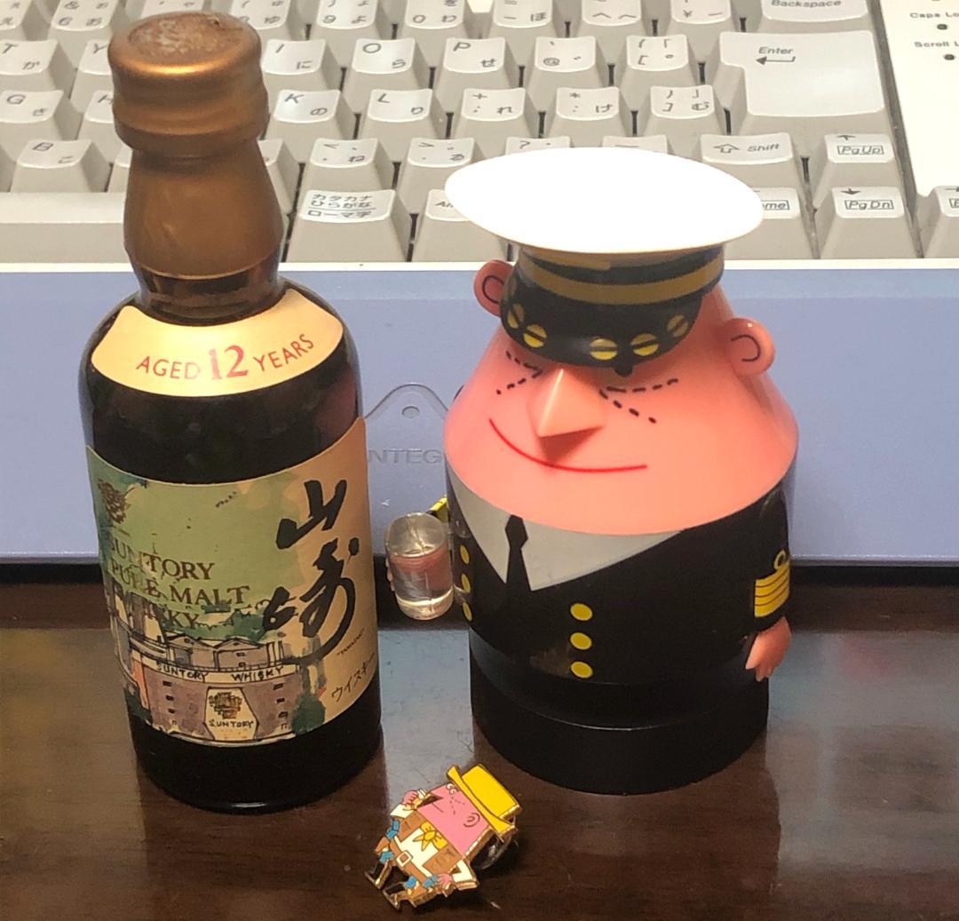 山崎ミニチュアボトル (+オマケ)アンクルトリス人形とピンバッジ