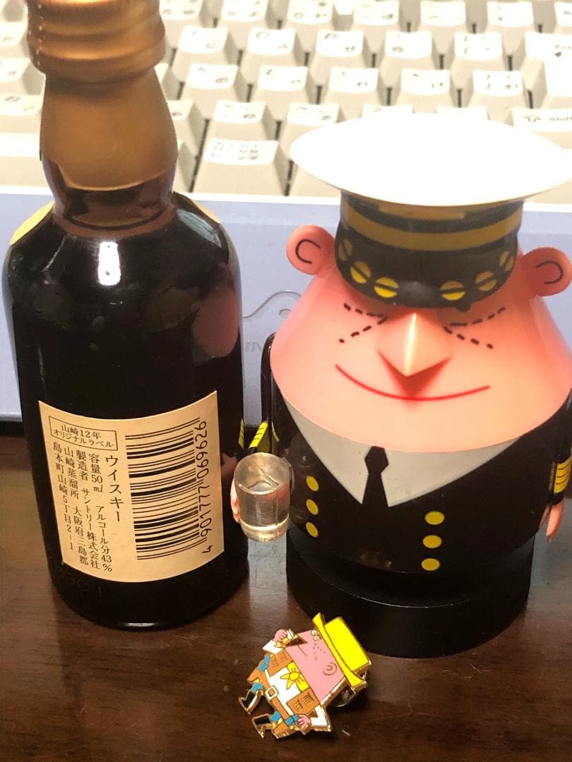 山崎ミニチュアボトル (+オマケ)アンクルトリス人形とピンバッジ