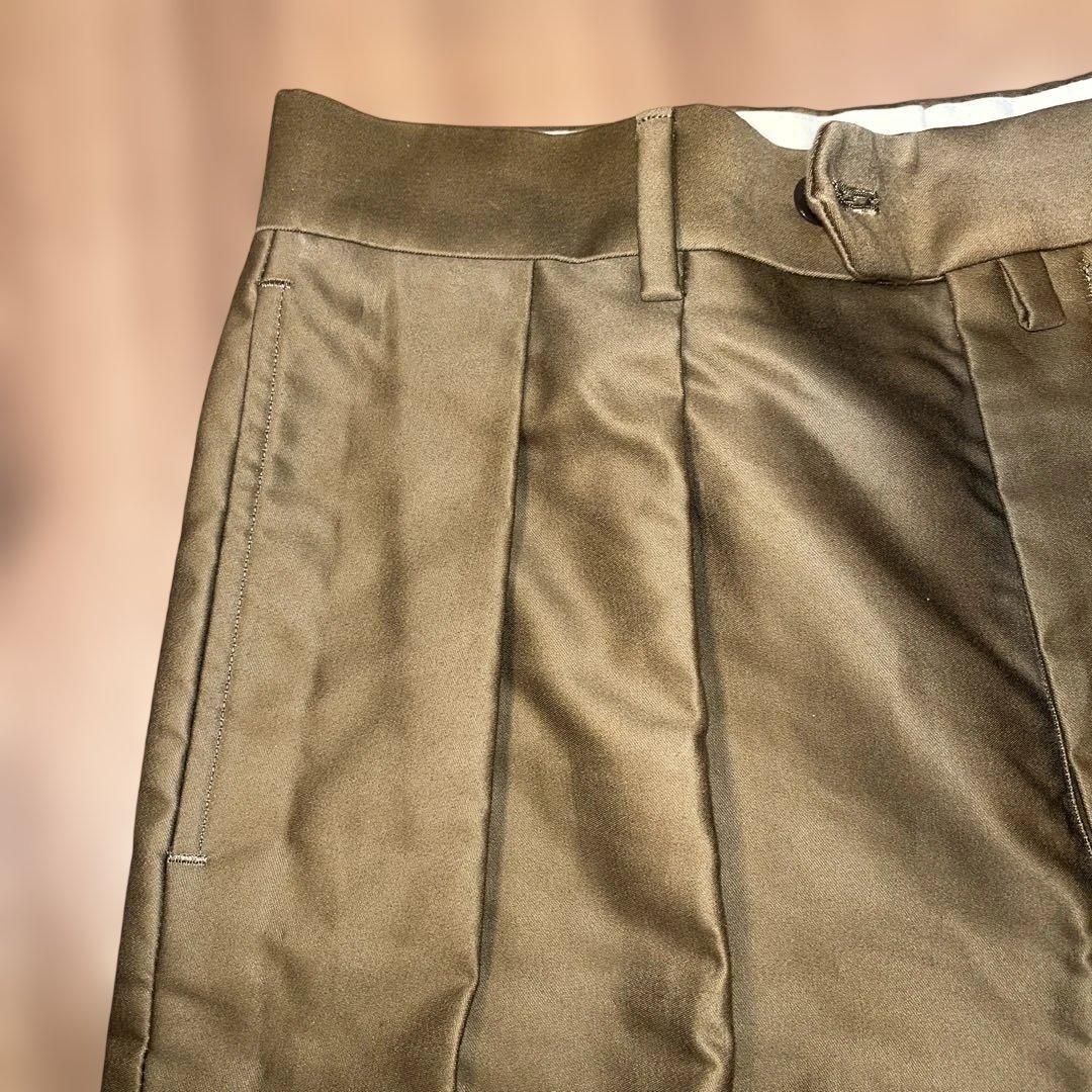 NEAT プリーツ入り チノパン オリーブ