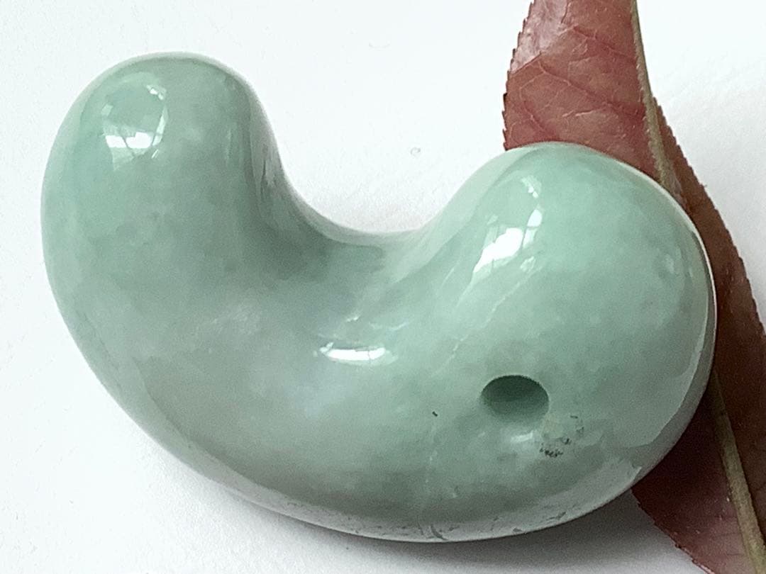 ✳味身良好極上　絶対のおすすめ‼️30万円以上します糸魚川翡翠勾玉　鑑別書付極上物