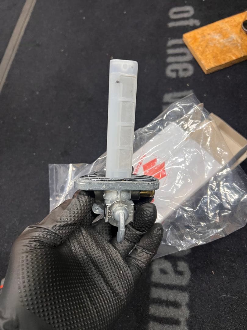 gsx250e gsx400e ザリ　ゴキ　ガソリンコック新品