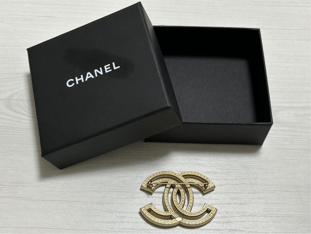 美品　CHANEL ゴールド ブローチ ストーン付き 箱付き