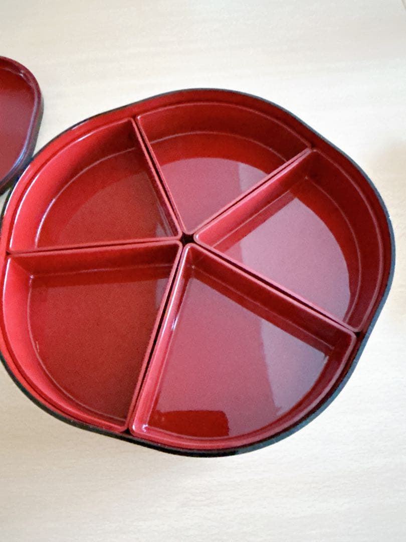 値下げ！！　八角形の二段重箱 黒地 金色装飾