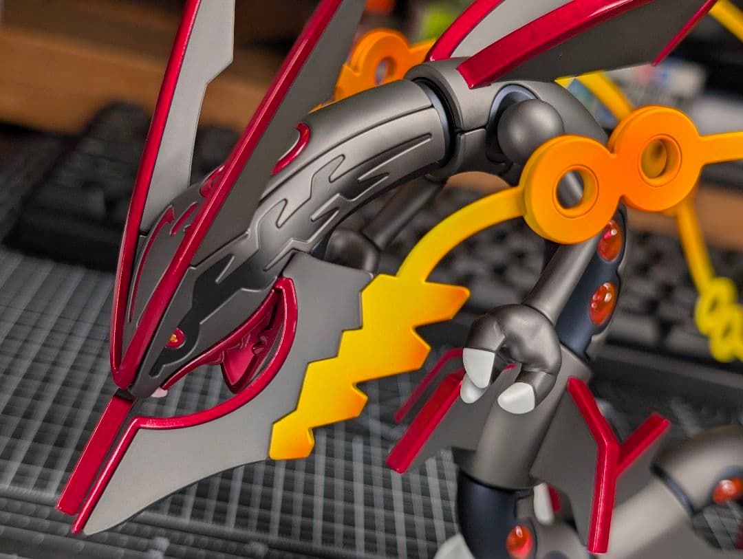 黒いメガレックウザ　全塗装　完成品　ポケプラ