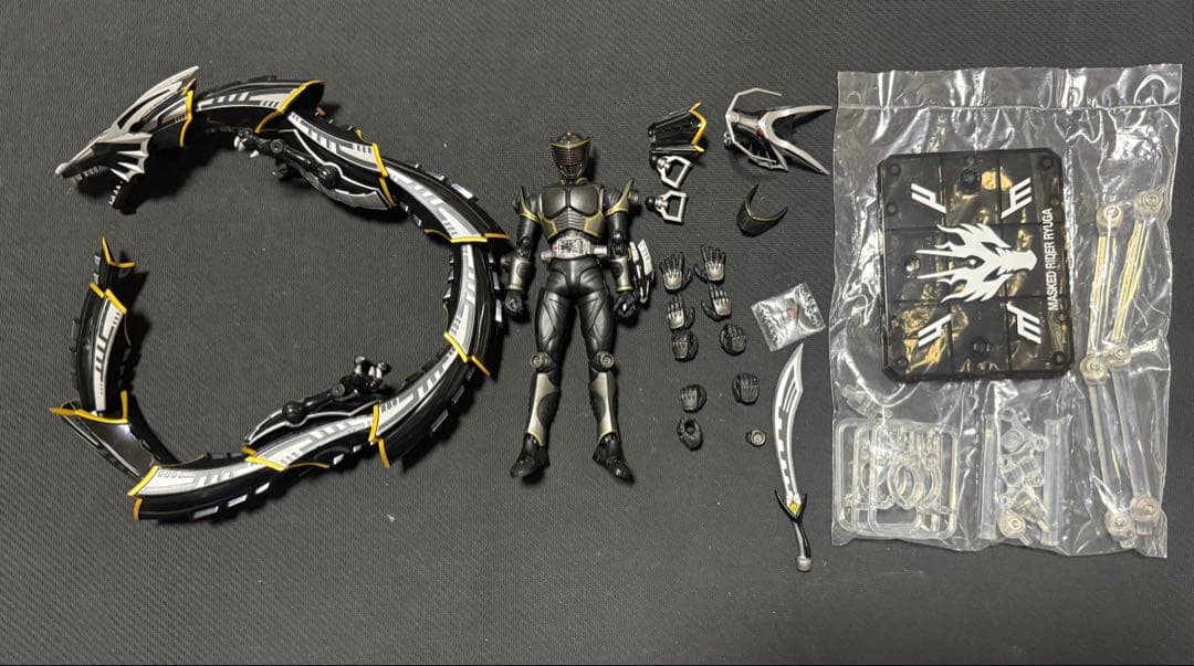 S.H.フィギュアーツ 仮面ライダーリュウガ　ドラグブラッカー