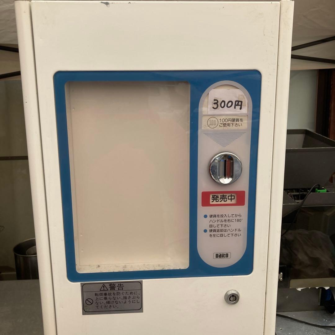 ガチャ機　カードガチャ　手動式自動販売機　鍵交換済み
