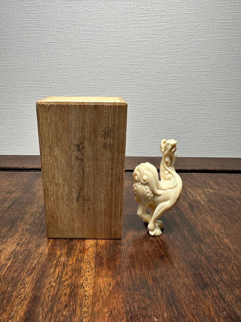 キリン麒麟　緒締　根付　提げ物　牙彫　天然材質　置物　骨董古美術 ねつけ