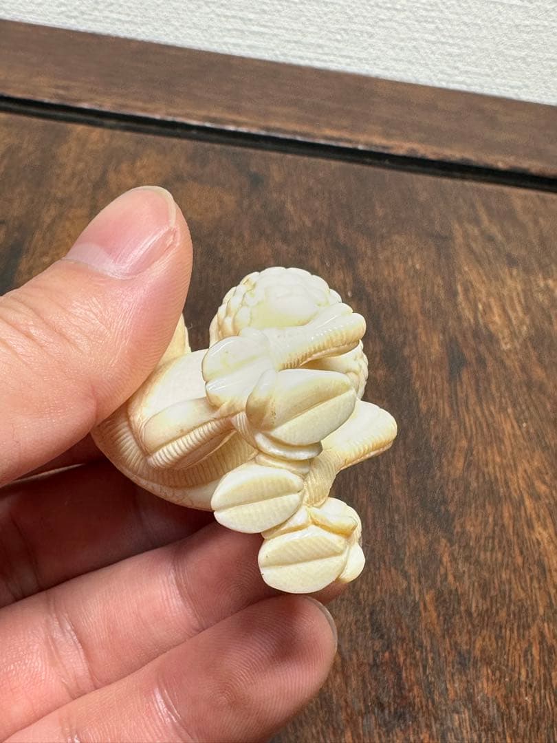 キリン麒麟　緒締　根付　提げ物　牙彫　天然材質　置物　骨董古美術 ねつけ