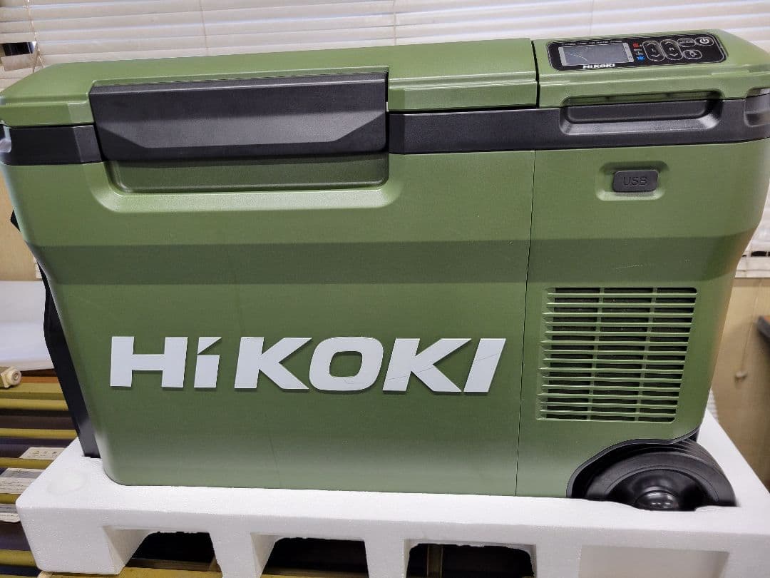 HIKOKI 冷温庫 デジタル表示 グリーン　電池２個付きです