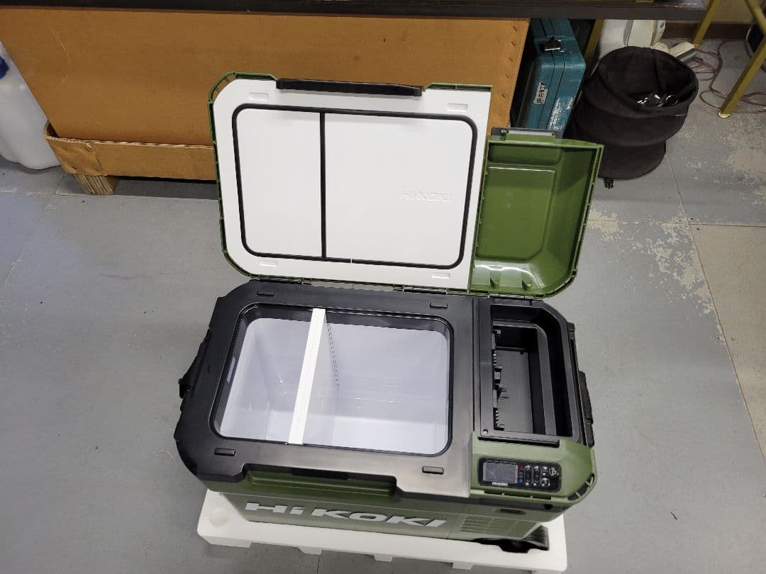 HIKOKI 冷温庫 デジタル表示 グリーン　電池２個付きです