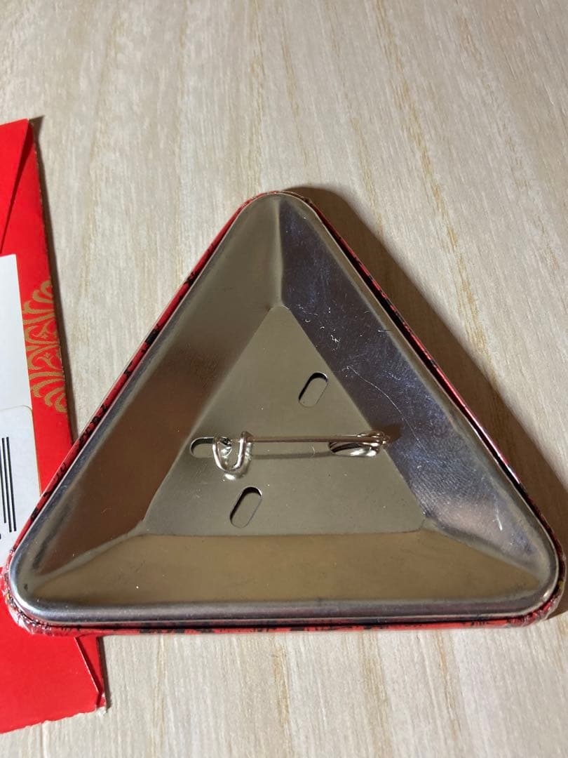 トンガリバースデー缶バッジ　マキノ