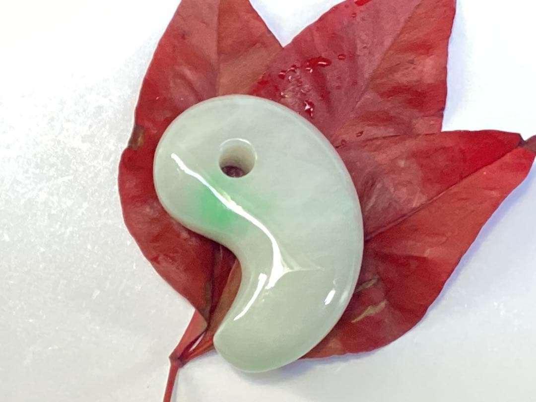 ✳premiumシリーズ幸運導く勾玉 高品質翡翠 再結晶線入り糸魚川翡翠　鑑別書