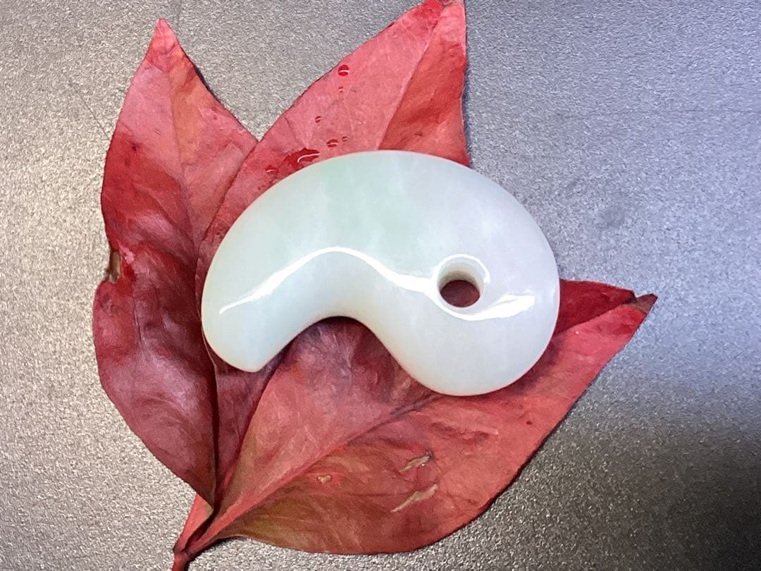 ✳premiumシリーズ幸運導く勾玉 高品質翡翠 再結晶線入り糸魚川翡翠　鑑別書