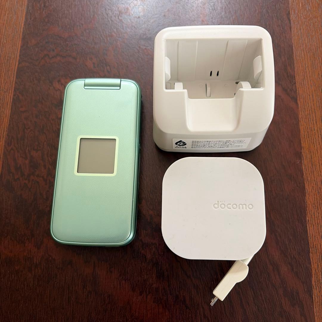 docomo F-02J 折りたたみ式携帯電話 ミントグリーン