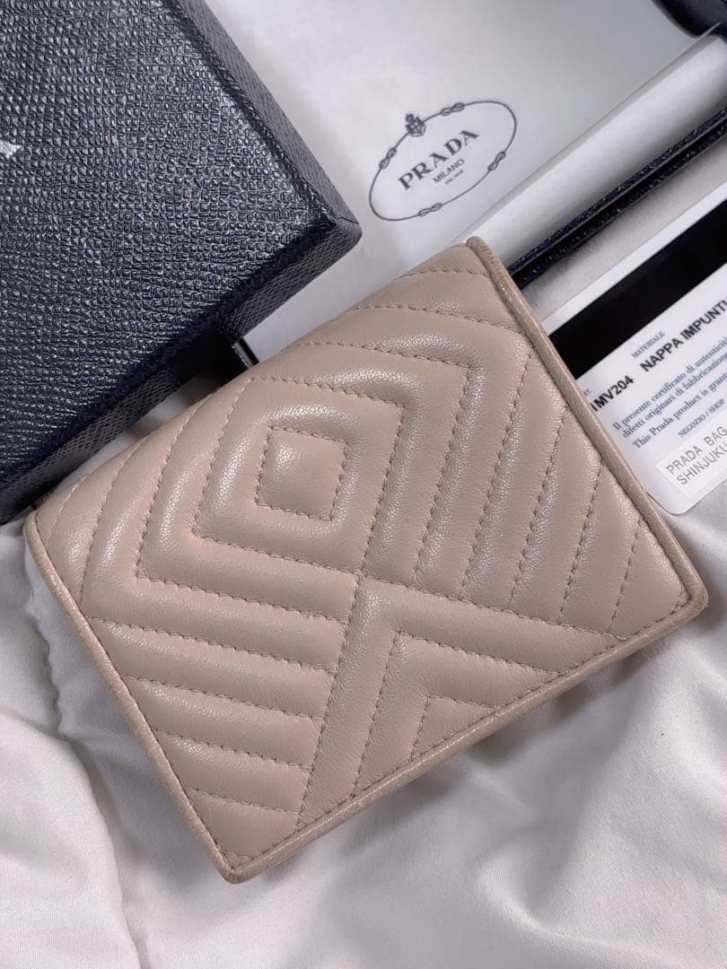 アネモネ♦︎正規店購入＊PRADA プラダ　二つ折り財布＊ナッパー　レザー