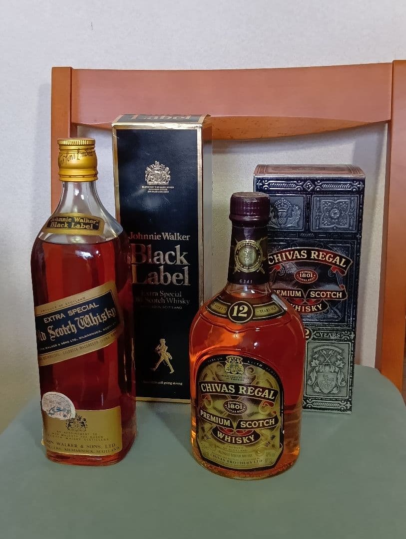 Johnnie Walker 黒·金キャップと Chivas Regal
