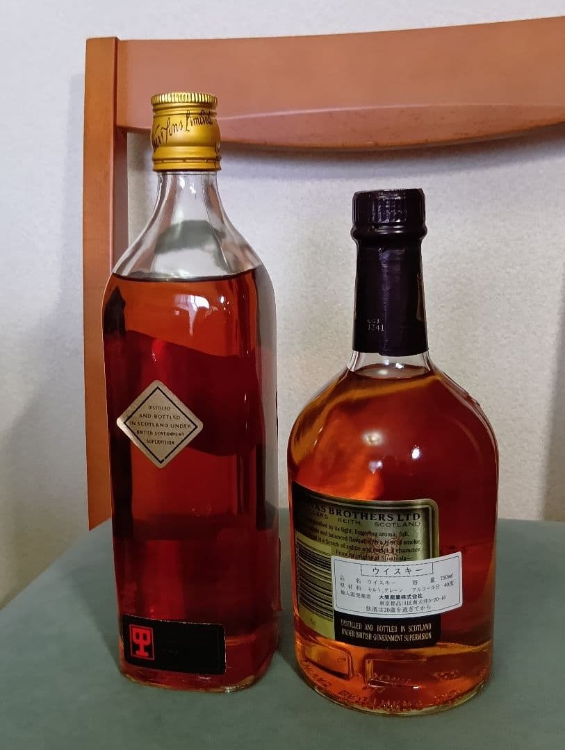 Johnnie Walker 黒·金キャップと Chivas Regal