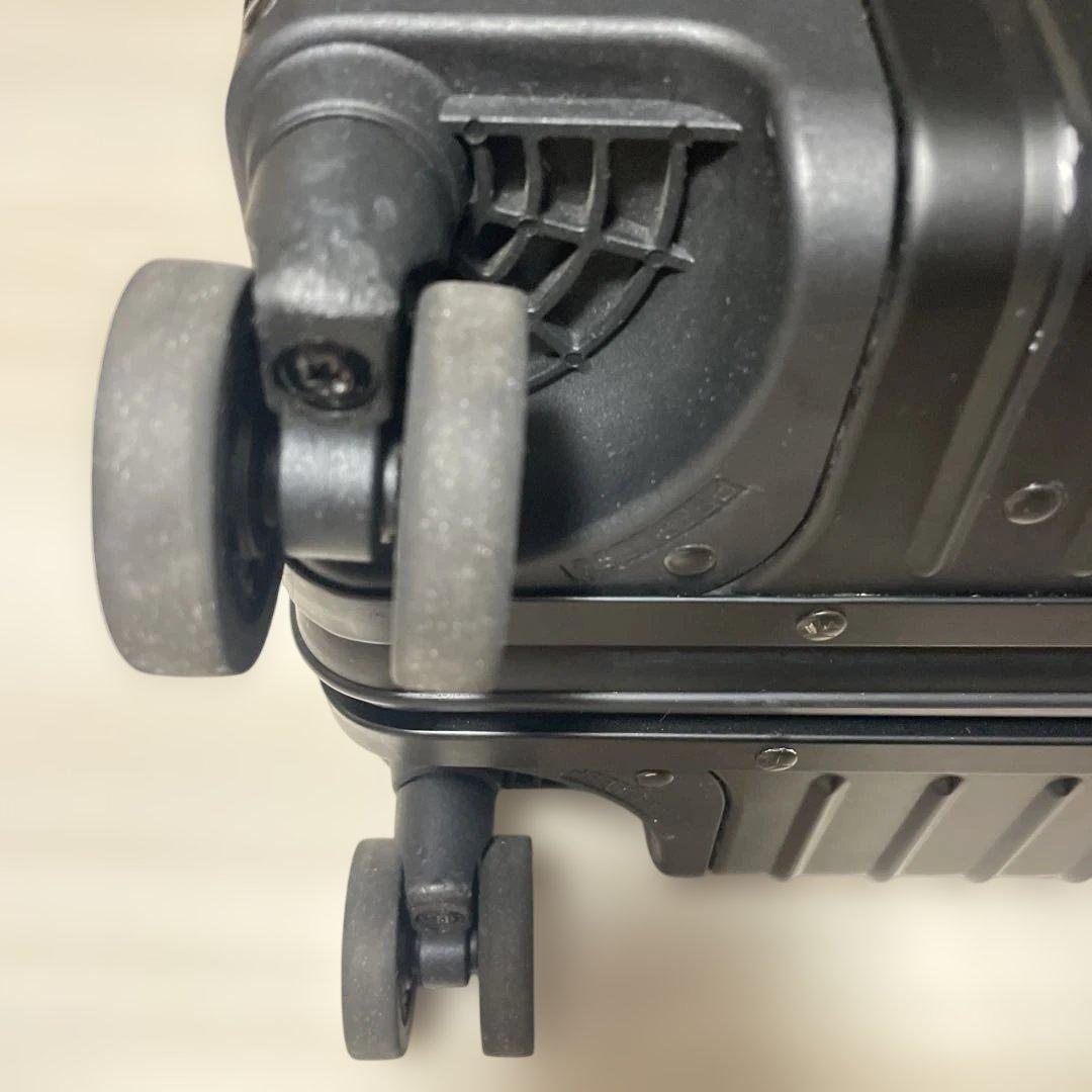 イノベーター　ブラック36L アルミスーツケース