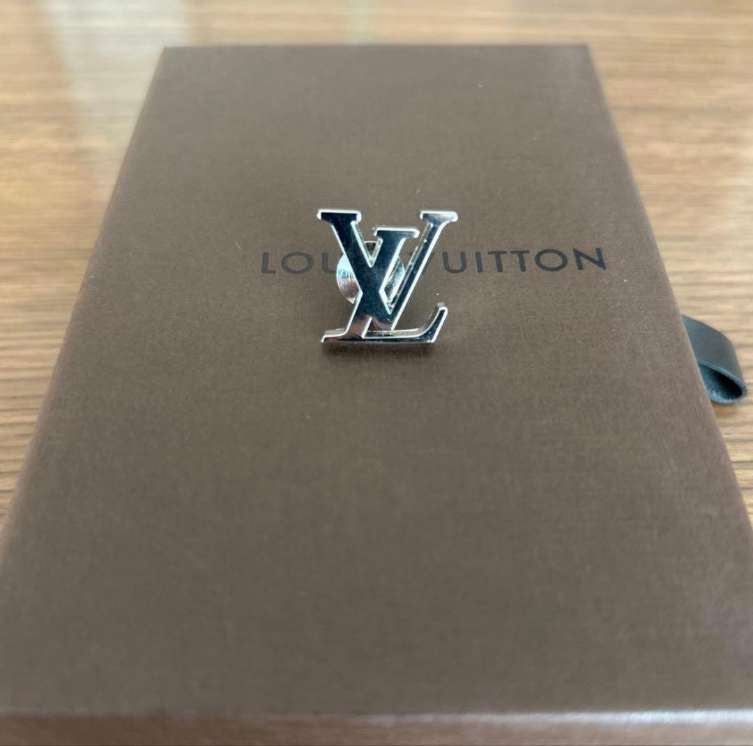 LOUIS VUITTON ルイ ヴィトン ロゴ ピンバッチ ブローチ スタッフ