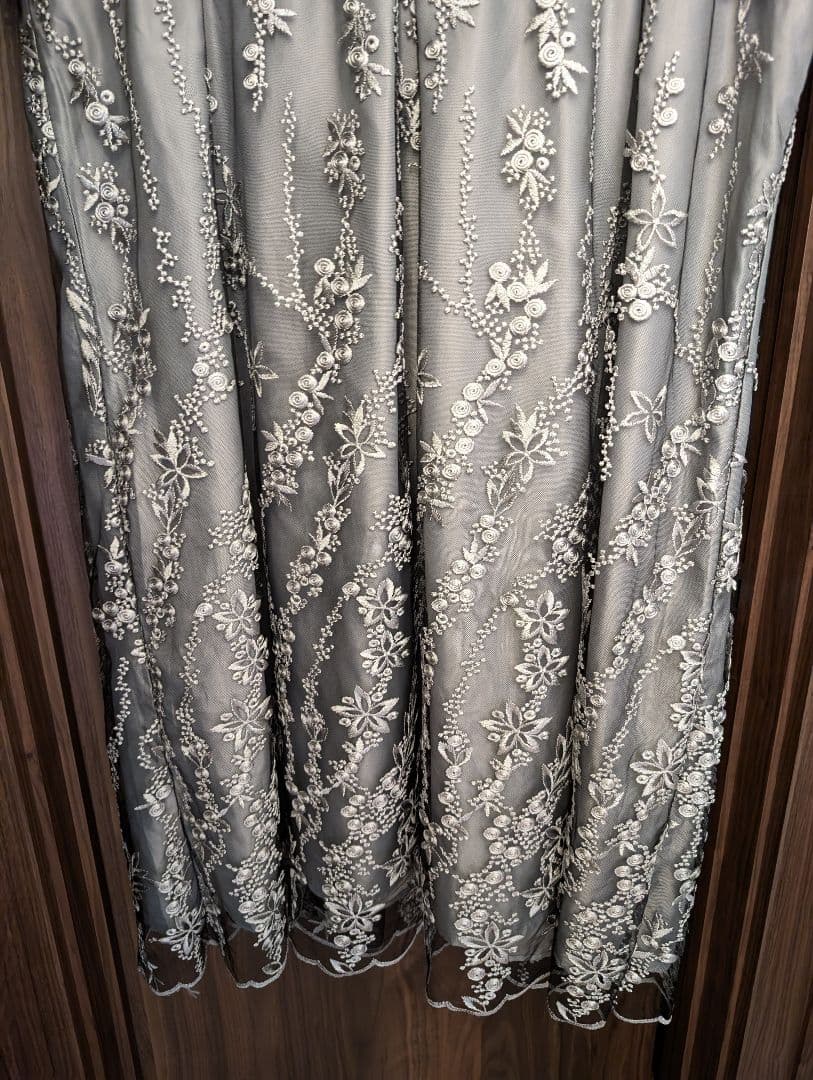 グレー 刺繍入り パーティードレス フリル袖 4L