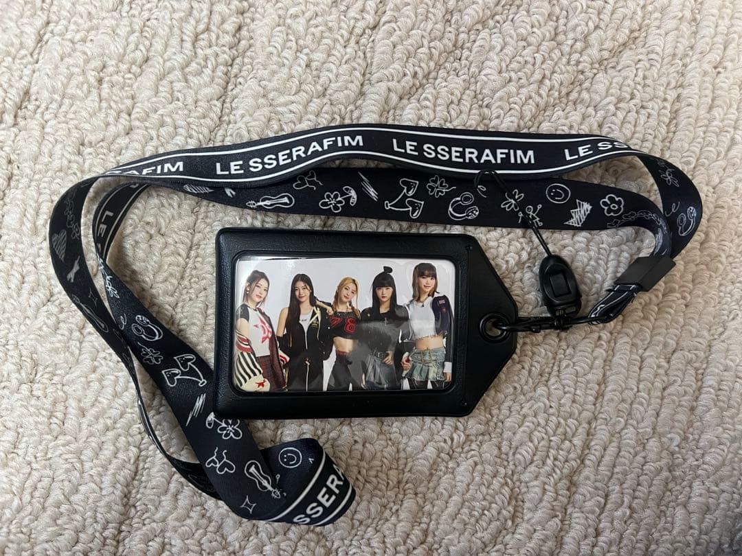LESSERAFIM ペンライトストラップ　カードケース付き　ランヤードホルダー