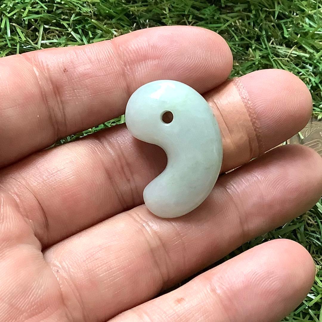 ⭕️希少色の赤混じり幸運呼び込む*紅赤入り　糸魚川翡翠ジェダイト勾玉　機械鑑別書付