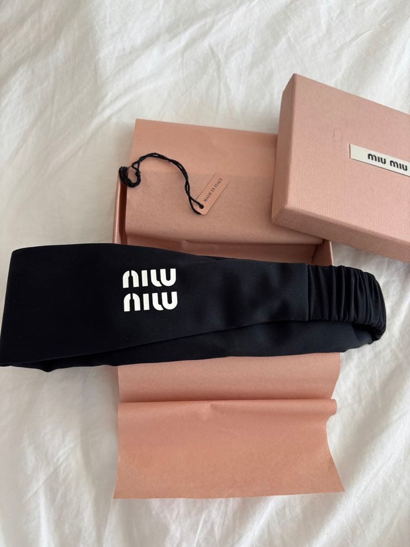 MIU MIU 2024ブラック ヘアバンド　カチューシャ