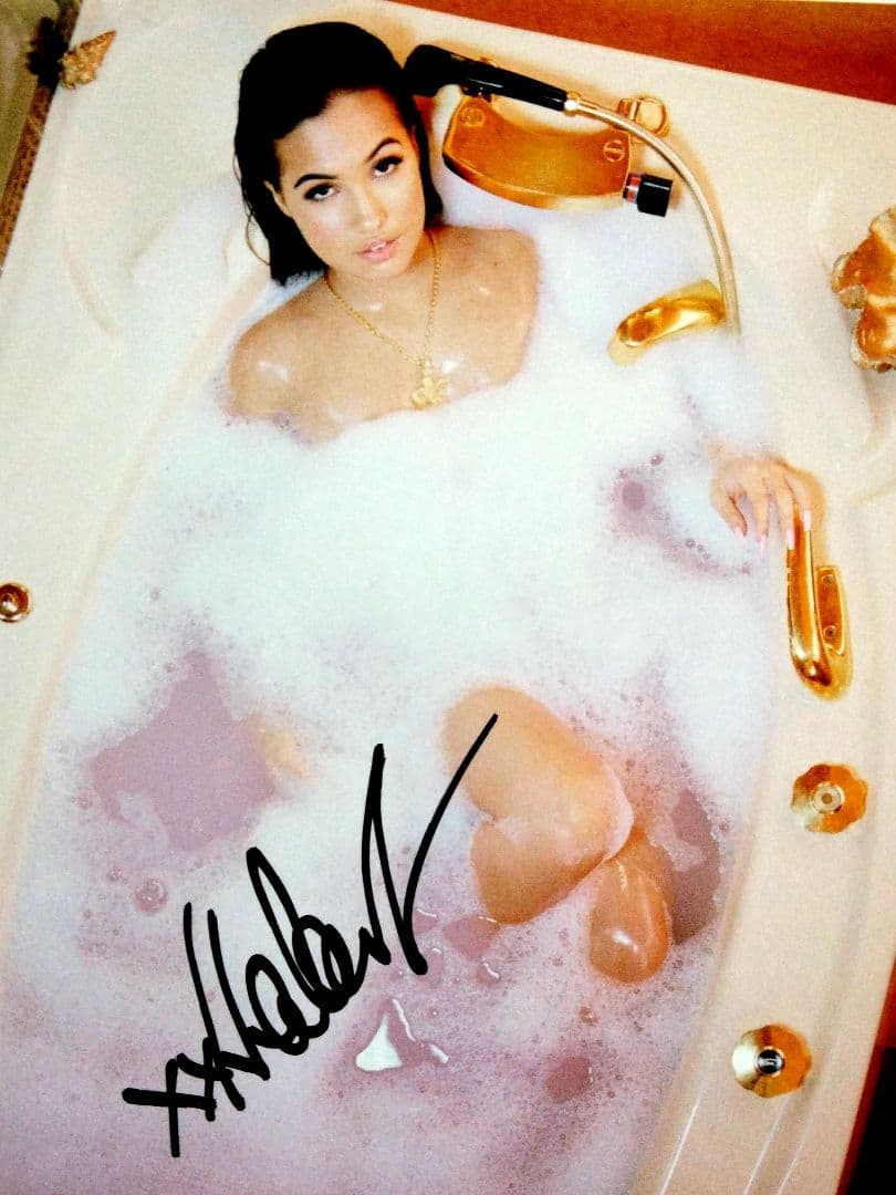 メイベル直筆サイン入り超大型写真…Mabel…イギリスのシンガーソングライター