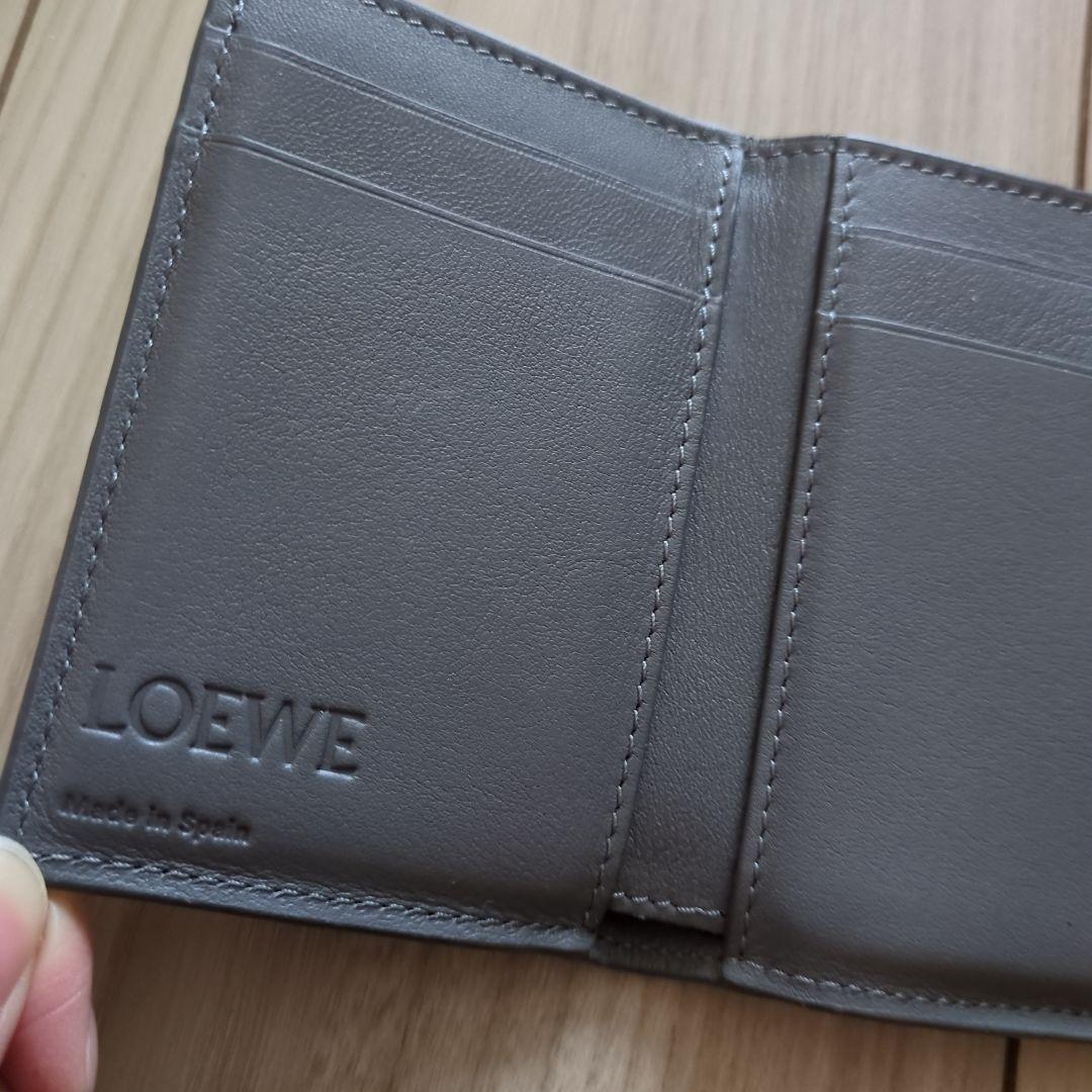 グレーの三つ折り財布 LOEWE